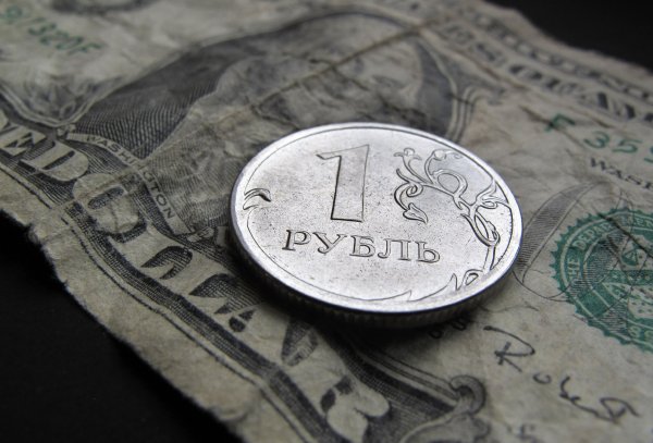 Последствия санкций США: Впервые с 2016 года доллар превысил 68 рублей