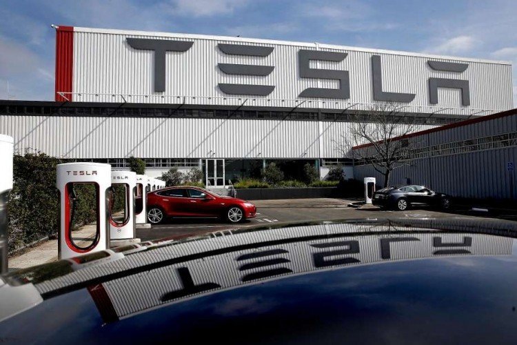 Акционеры Tesla подали в суд на Илона Маска