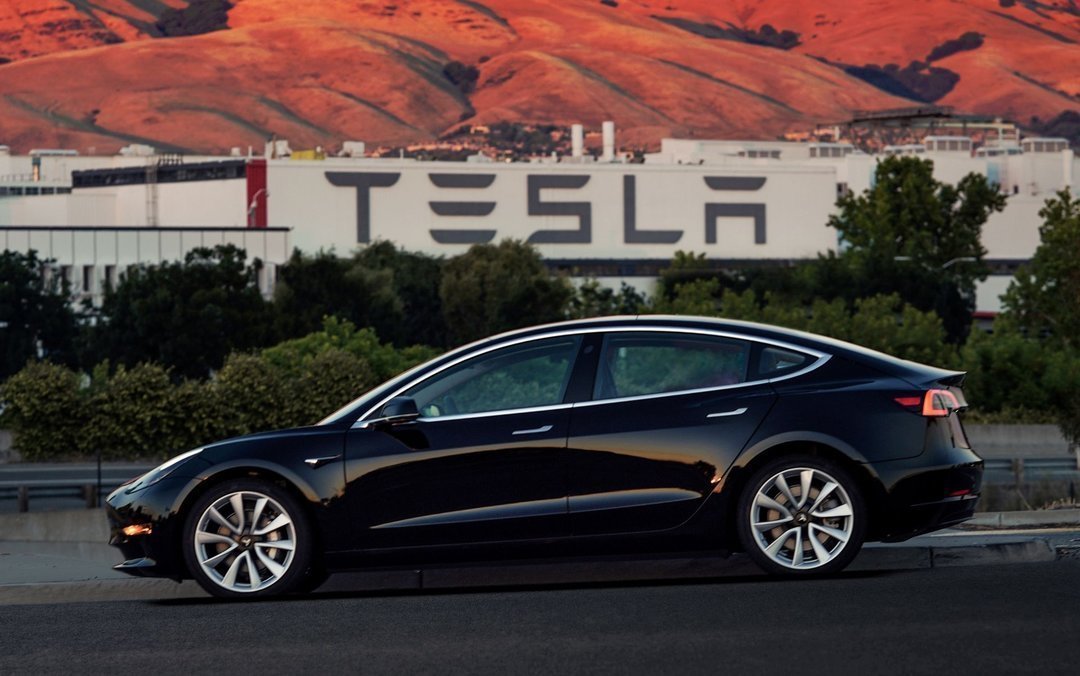 Tesla отказывается от двух цветов автомобилей, чтобы снизить затраты