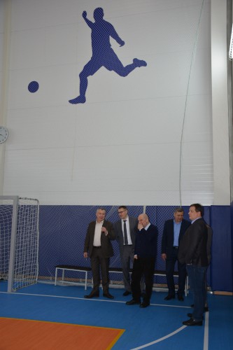 Руководство ГК «Севкабель» и НИИ «Севкабель» осматривает спортивный зал компании «Изолятор»