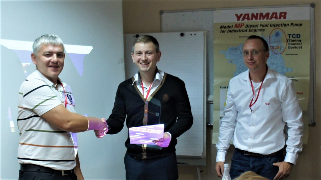 Вручение сертификата о прохождении тренинга специалисту ООО «Слэнакс» Евгению Соколову 